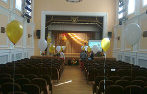 шарики в актовом зале