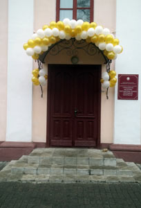 козырек над входом украшен шарами