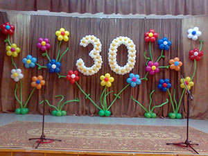 30 и цветы из шаров