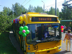 троллейбус украшен шарами