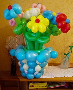 ваза с цветами из шаров