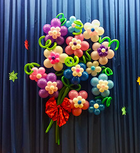 цветы из шаров на шторе