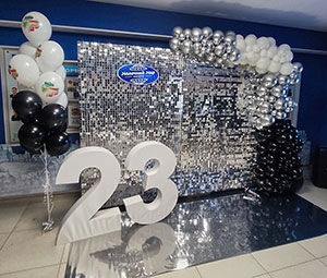 Фотозона на 23 февраля из шаров и серебряных пайеток