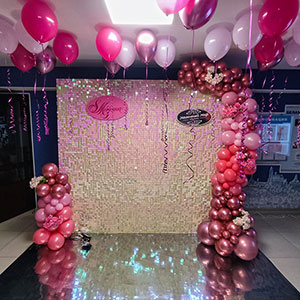 Фотозона на 8 марта из шаров и розовых пайеток