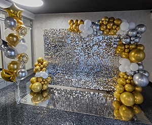 Фотозона ко Дню медицинского работника из золотых шаров и серебряных пайеток